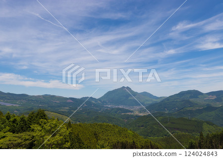 由布院的風景與天空(大分縣由布市由布院) 由布院的風景與天空(大分縣由布市由布院) 124024843