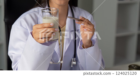 Healthy Beverage and Dietary Analysis. A nutritionist discussing the benefits of healthy drink options with clients. Healthy Beverage and Dietary Analysis. A nutritionist discussing the benefits of healthy drink options with clients. 124025120