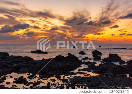Sunset on the Sea of Japan, Iwadate Beach, Hachimantai Town, Akita Prefecture 124025245