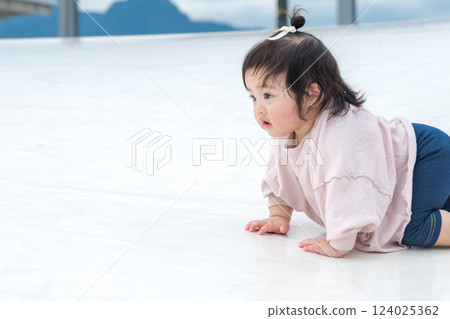 【嬰兒在巨型遊樂設施上爬行】 124025362