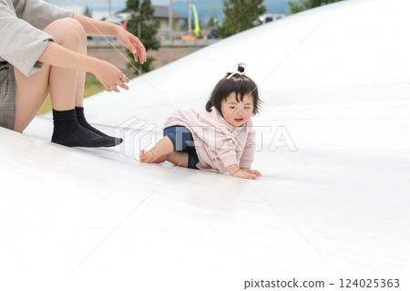 【嬰兒和母親在巨型遊樂設施上爬行】 124025363