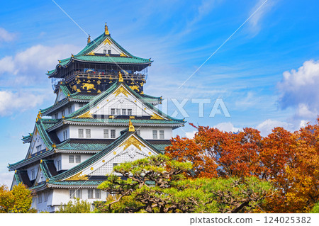 Landscape view of Osaka Castle main keep during autumn season at Osaka ,Japan 124025382
