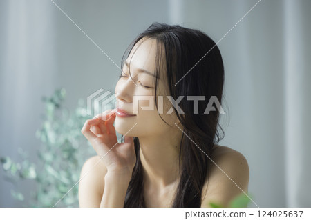 Young woman, beauty image Young woman, beauty image 124025637