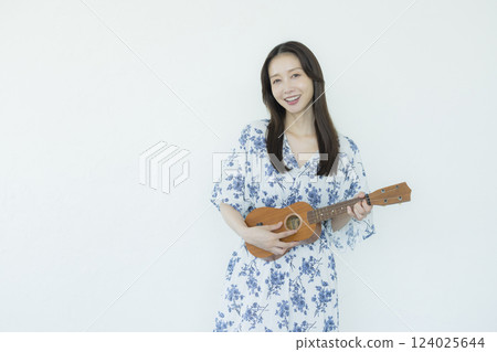 一個女人在玩夏威夷四弦琴 124025644