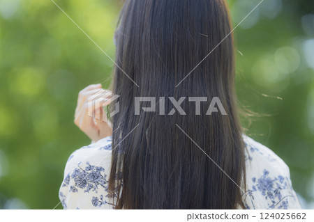 一個女人在新鮮的綠色 124025662