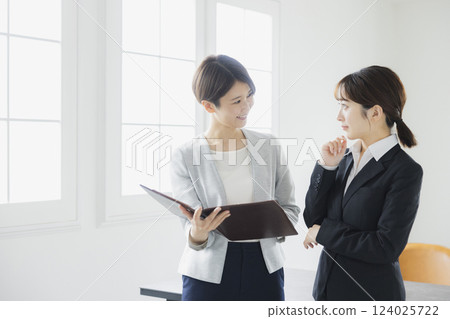 Women meeting 124025722