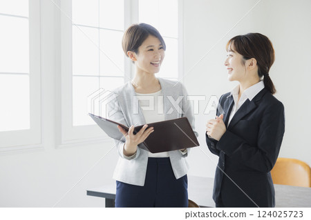 Women meeting 124025723