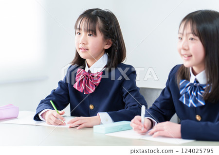 A girl who studies 124025795