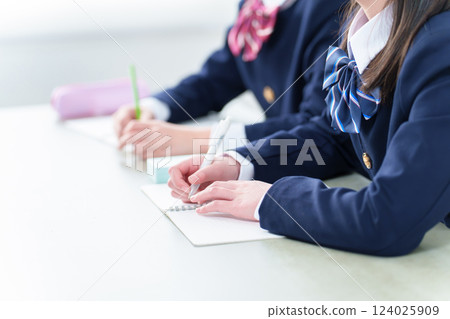 學習的學生的手 124025909