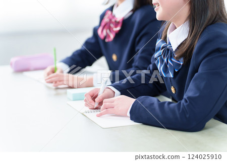 學習的學生的手 124025910