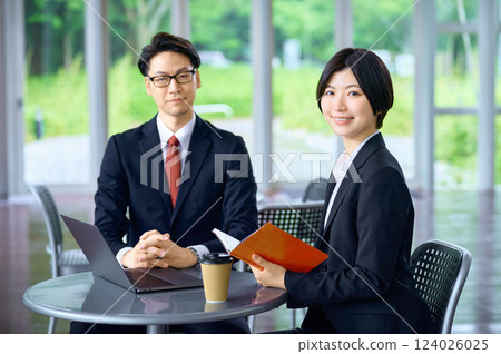 男性和女性商人在辦公室開會 124026025