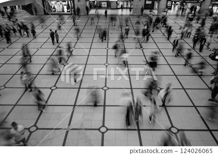 Photographing people walking through an underground passage in Umeda, Osaka 124026065