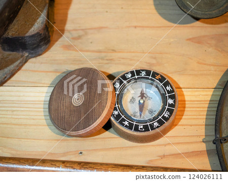 用舊指南針的風景 124026111