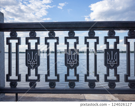 [烏克蘭] 德尼普羅東部河岸圍欄上裝飾著三叉戟形國徽 124026127