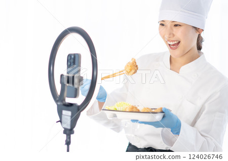 有影響力的女性透過視訊烹飪 124026746
