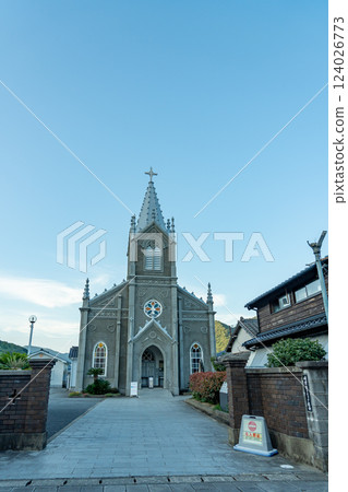 位於熊本縣天草市的崎津天主教堂的夜景，該教堂已被列入聯合國教科文組織世界遺產名錄 124026773