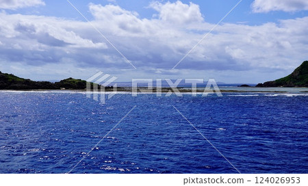 Izena Island, Okinawa Prefecture seen from the sea Izena Island, Okinawa Prefecture seen from the sea 124026953