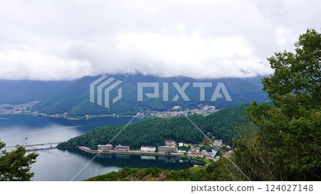 從觀景台望去富士山腳下的河口湖 從觀景台望去富士山腳下的河口湖 124027148