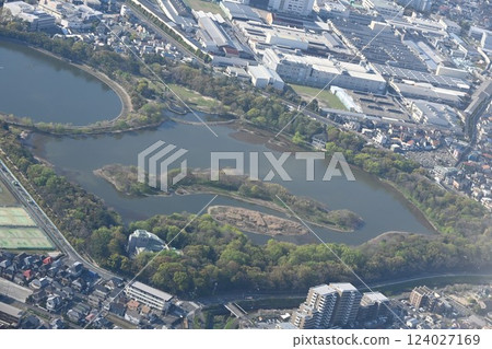 位於大阪伊丹機場起飛路線正下方的日本列島是地標,飛機和野鳥在伊丹紺陽池公園飛翔,這裡是一座城市綠洲 位於大阪伊丹機場起飛路線正下方的日本列島是地標,飛機和野鳥在伊丹紺陽池公園飛翔,這裡是一座城市綠洲 124027169