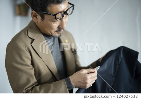 男人看著衣服標籤 124027538