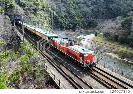 Fukuchiyama Line Takedao Onsen Station - Dojo Station Salon Car crossing the Mukogawa River Naniwa Trip around Western Japan 124027550