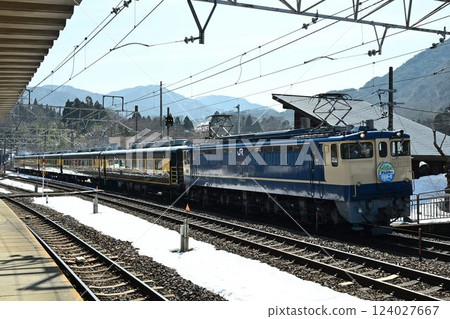 The last JNR-type European-style passenger car, Salon Car Naniwa, passes Shin-Hikida Station on the Hokuriku Main Line The last JNR-type European-style passenger car, Salon Car Naniwa, passes Shin-Hikida Station on the Hokuriku Main Line 124027667