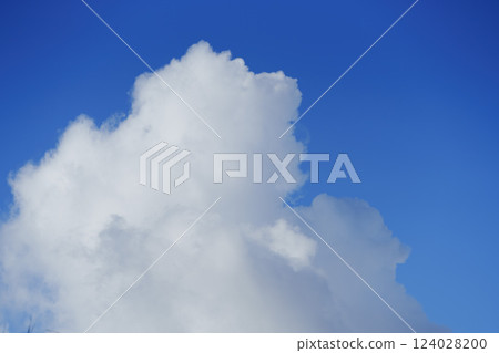 刷新的藍天和白色雲彩 124028200