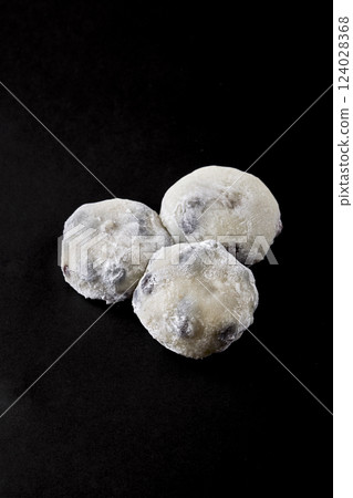 豆大福黑色背景 豆大福黑色背景 124028368