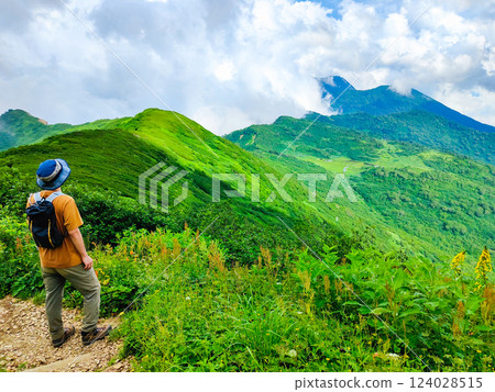 夏季的火打山、妙高山登山(從火打山頂眺望天狗庭園和妙高山) 夏季的火打山、妙高山登山(從火打山頂眺望天狗庭園和妙高山) 124028515