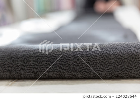 桌上攤開的黑色和服卷的特寫。 桌上攤開的黑色和服卷的特寫。 124028644
