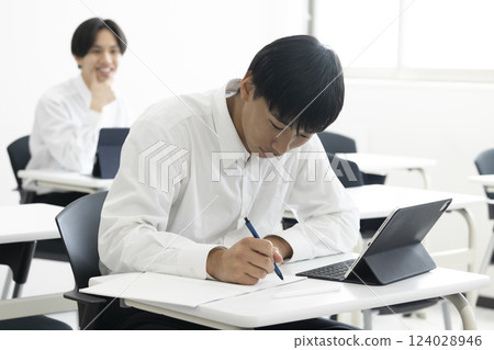 男生上課 124028946