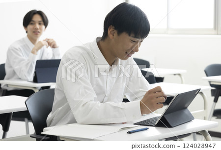 男生上課 124028947