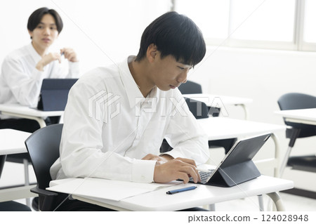 男生上課 124028948