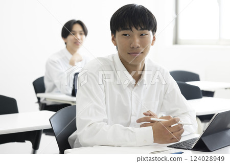 男生上課 124028949