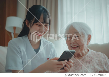 該機構的工作人員正在教導一位老年婦女如何使用智慧型手機 124029003