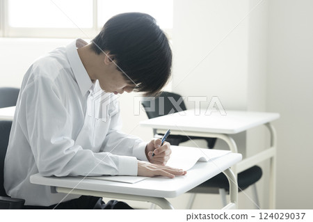 正在參加考試的男學生 124029037