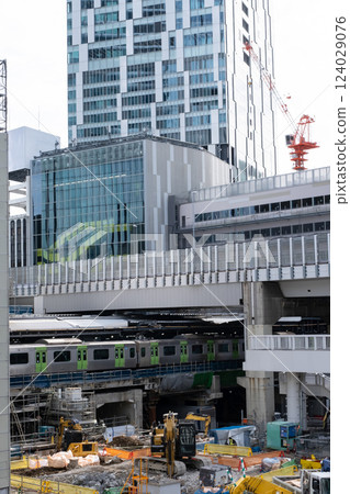 重建中的高層建築和澀谷站前的風景 124029076