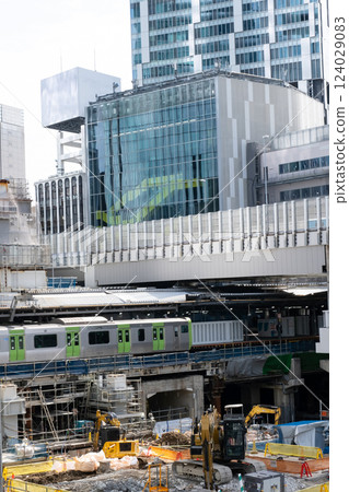 A high-rise building undergoing redevelopment and the scenery in front of Shibuya Station 124029083