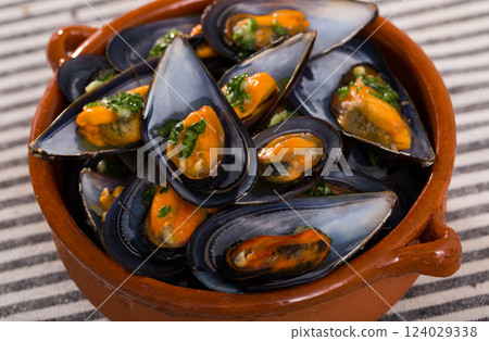Photography of plate with mussels under lemon sauce 124029338