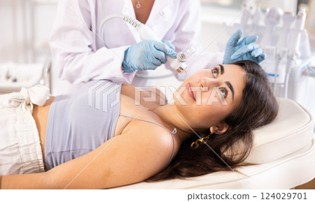 Beauty procedure to brunette girl (atomizing pen) Beauty procedure to brunette girl (atomizing pen) 124029701