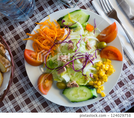 Mixed salad with lettuce, fresh vegetables, corn and boiled carrot Mixed salad with lettuce, fresh vegetables, corn and boiled carrot 124029758