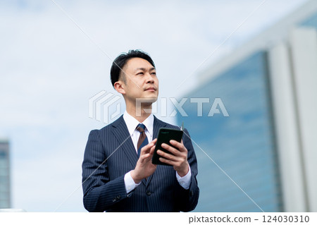 與智能手機的一個商人 124030310
