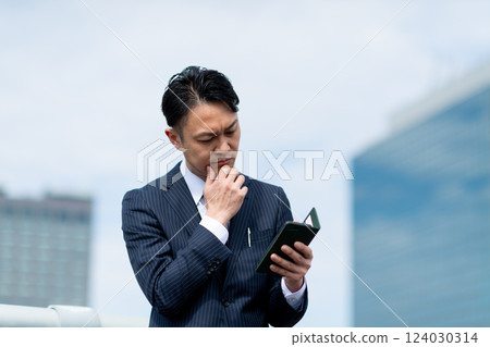 與智能手機的一個商人 與智能手機的一個商人 124030314