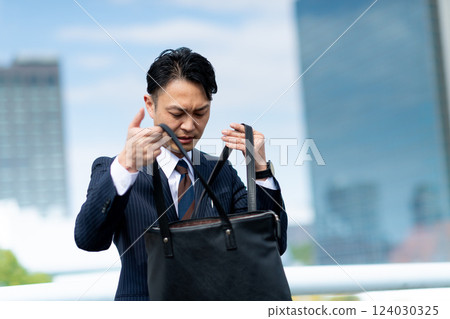 Businessman searching for luggage Businessman searching for luggage 124030325