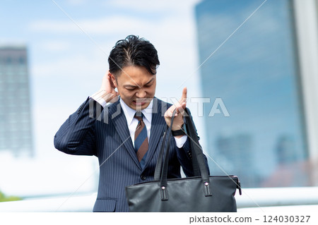 Businessman searching for luggage 124030327