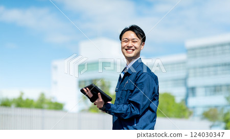 Engineer with tablet 124030347