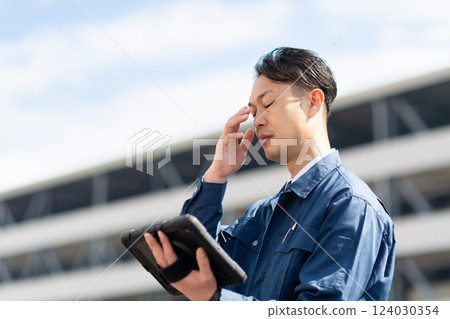 Logistics warehouse/Businessman 124030354