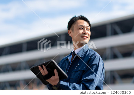 Logistics warehouse/Businessman Logistics warehouse/Businessman 124030360