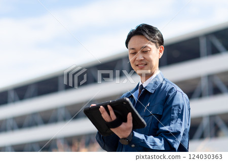 Logistics warehouse/Businessman Logistics warehouse/Businessman 124030363