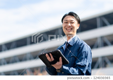 Logistics warehouse/Businessman Logistics warehouse/Businessman 124030365